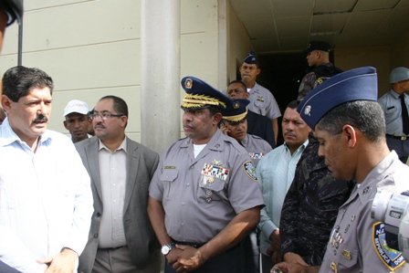 El mayor general José  A. Polanco Gómez, jefe de la policía nacional entregó una  flotilla de  motores  y  una camioneta de dos  cabina nueva  al comandante de la uniformada en Moca para redoblar la  vigilancia  preventiva.